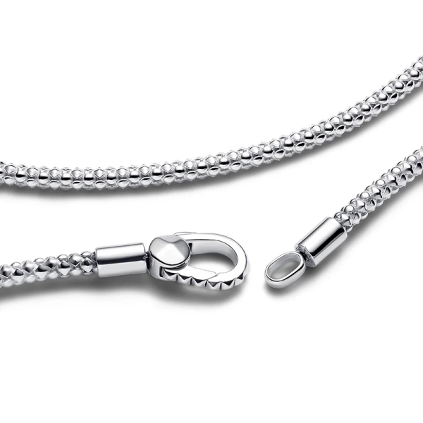 Berlockhalsband med Lås & Kedja i högkvalitativt sterlingsilver med unik nitdesign. Perfekt för en enkel och sofistikerad look eller att addera upp till 35 berlocker för en ikonisk stil.