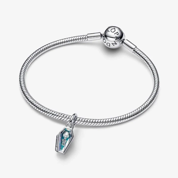 Självlysande Kista Öppningsbar Berlock från Pandora. Berlock i äkta silver med budskapet "Yours forever". Perfekt för Halloween-stil med extra dimension. Unik och förtrollande smyckesdetalj.