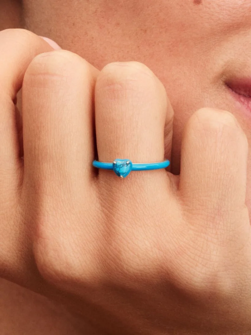 Ring med Turkos Hjärtformad Sten i silver och turkos emalj från Pandora ME kollektionen. Utstrålar kärlek och gemenskap