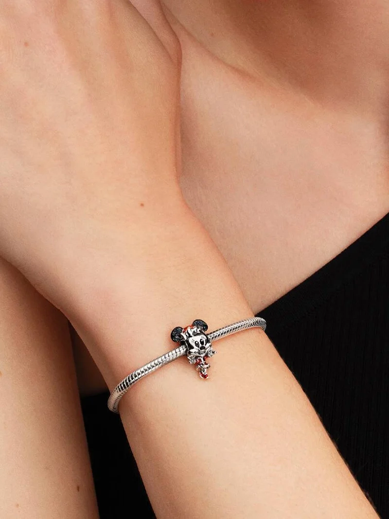 Mimmi Pigg julberlock från Pandora i sterlingsilver med livfulla emaljdetaljer. En festlig atmosfär med tomteluva och juldräkt sprider Disney-magi.