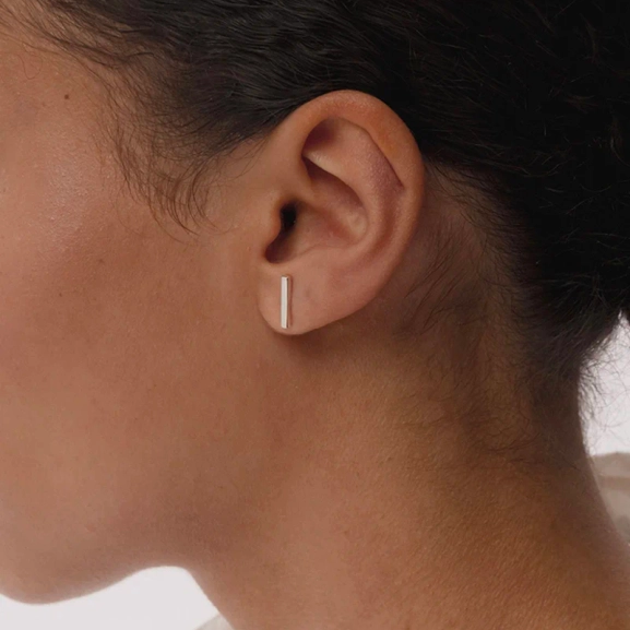 minimalistiska stavörhängen i 100% återvunnet silver