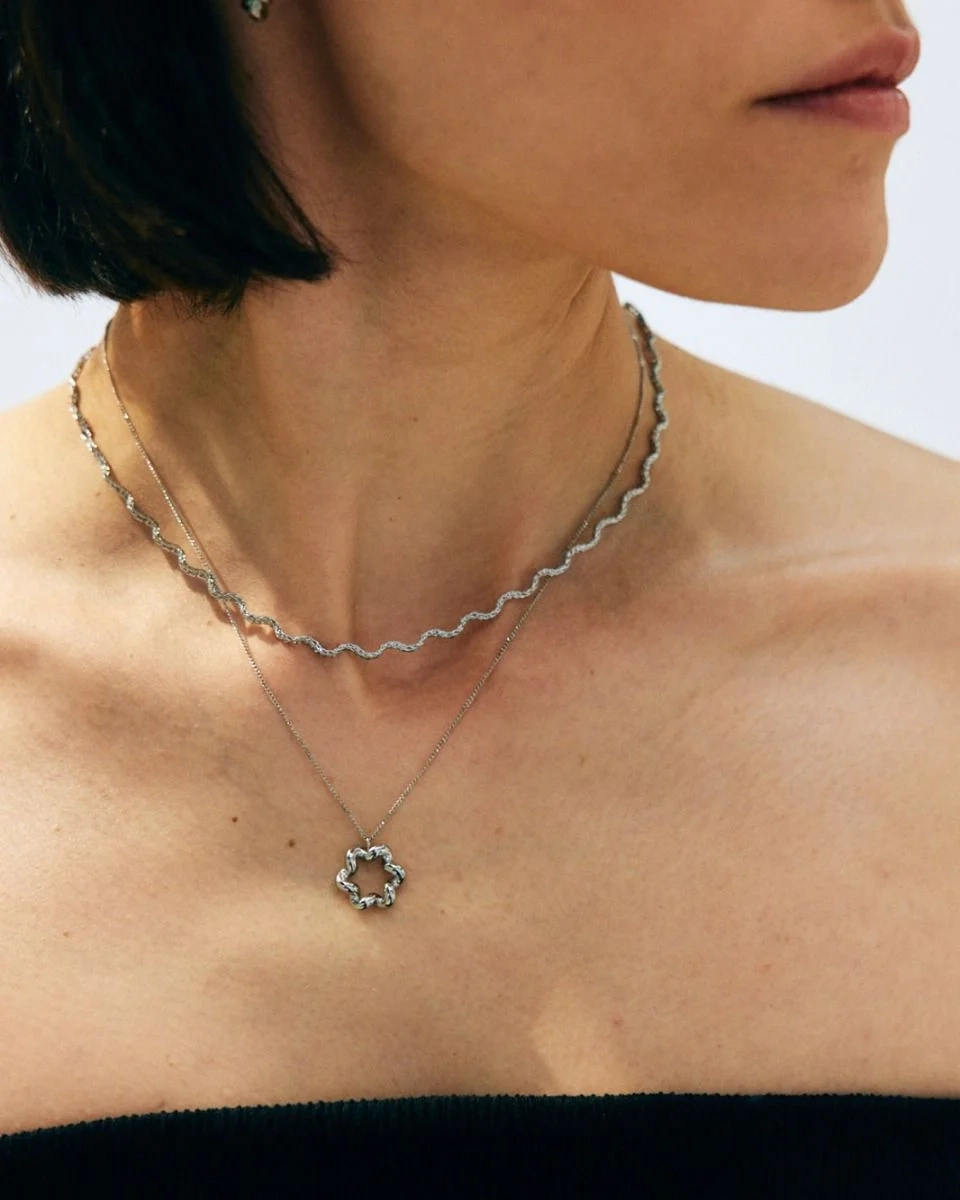 Halsband i polerat rostfritt stål med spiralformad detalj