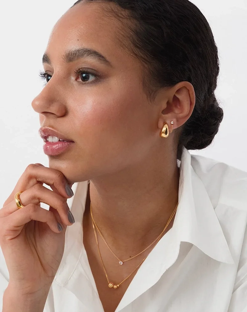 Bolded Little Sis Earrings Gold - Syster P - Snabb leverans & Gratis paketinslagning - Nordic Spectra