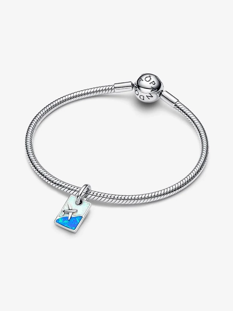 Pandora's hängberlock i sterlingsilver med vita och blå konstgjorda opaler