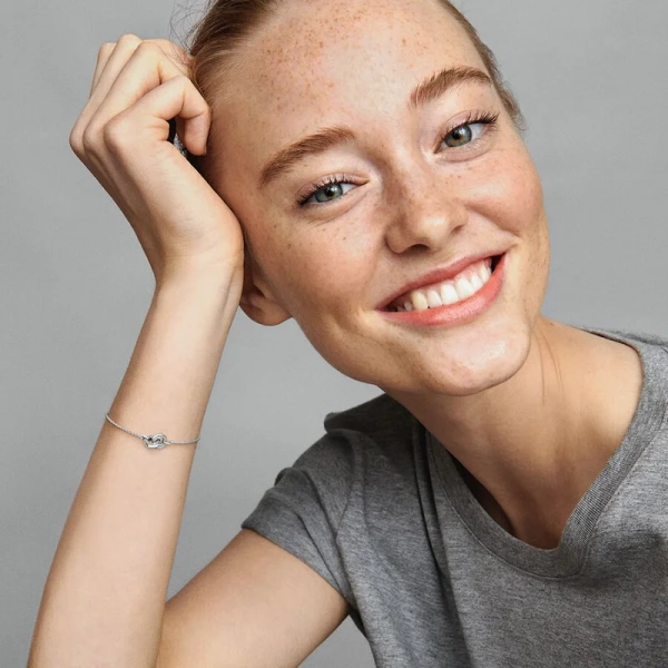 Pandora Signature Sammanflätat Kedjearmband Med Pavéinfattade Stenar - PANDORA - Snabb leverans & paketinslagning - Nordic Spectra