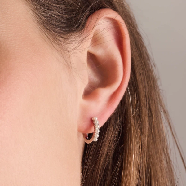 Ellera Perla Medio Örhängen från Sif Jakobs i silver med eleganta sötvattenpärlor