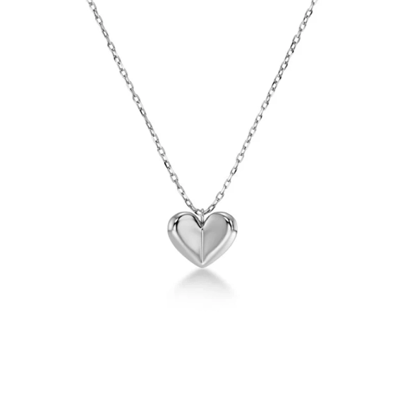 Hjärtaformat halsband i blankt rostfritt stål med facettslipad ankarkedja från Edblads True Love-serie för Alla Hjärtans Dag.
