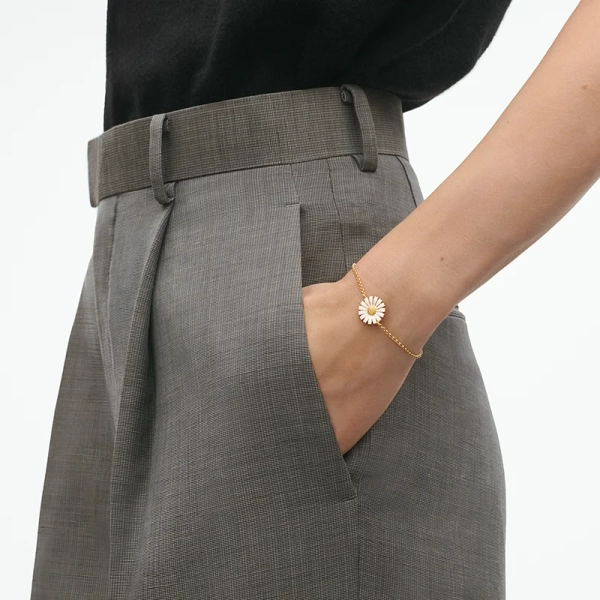 AW25_ECOM_ON-MODEL_DAISY_BRACELET_20001669
