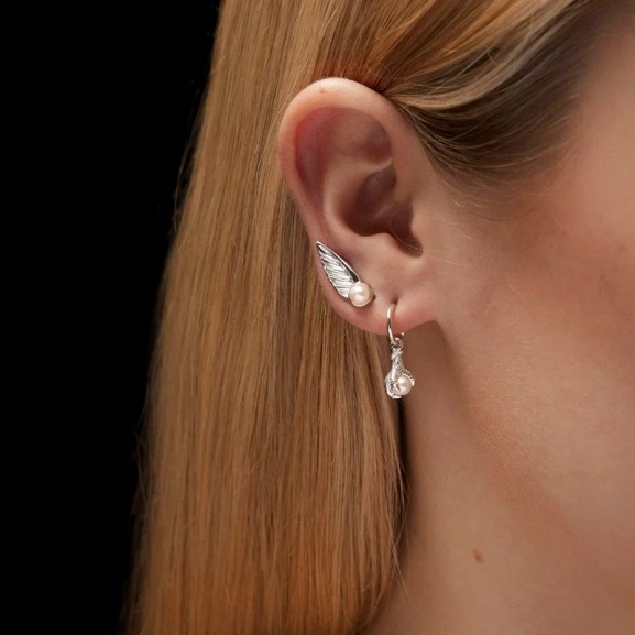 52_04ea904297-tiny-claw-pearl-earring-silver-model-0x1500