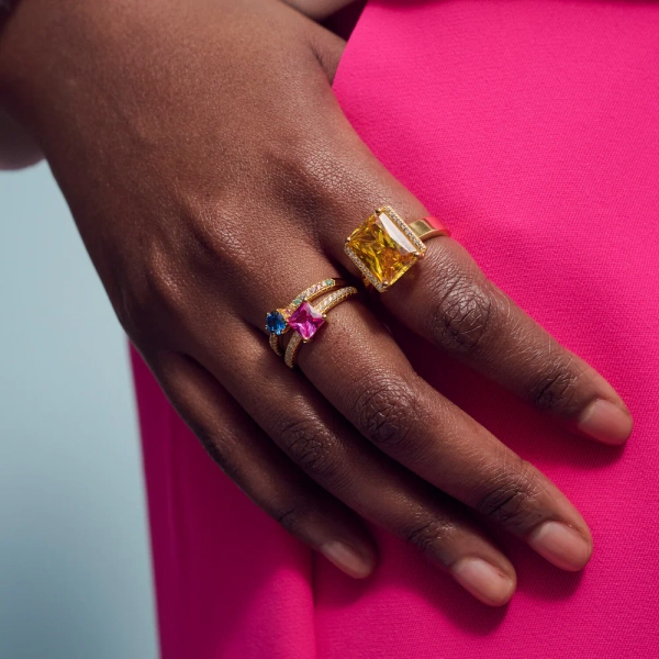 eleganter Ring aus 18 Karat vergoldetem Silber mit funkelnden Zirkonia.