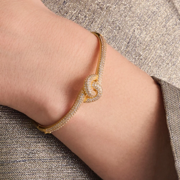 ett elegant armband i 18K guldpläterat silver med gnistrande cubic zirconia-stenar.