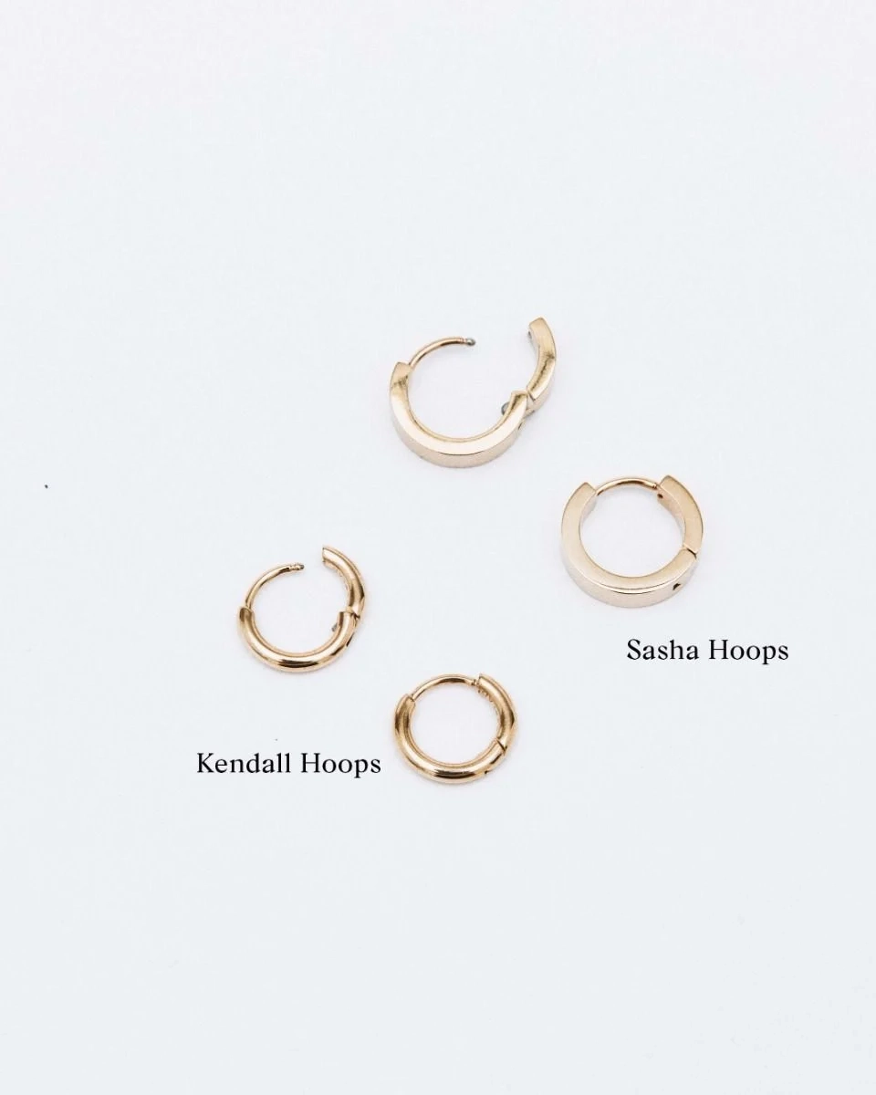 Sasha hoops i blankt rostfritt stål med bredare skena och dold gänga