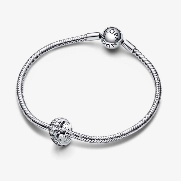 Pandora Signature logo pavé ja kuulat -hela - PANDORA - Suuri valikoima & ilmainen lahjapaketointi - Nordicspectra.fi