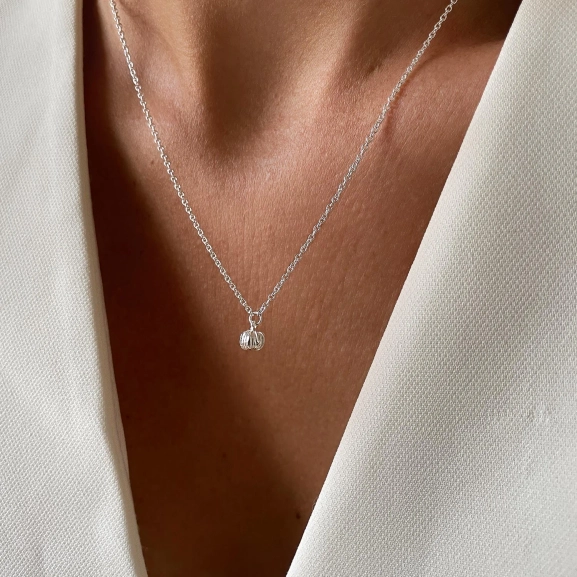 kort silverhalsband med blomknoppshänge