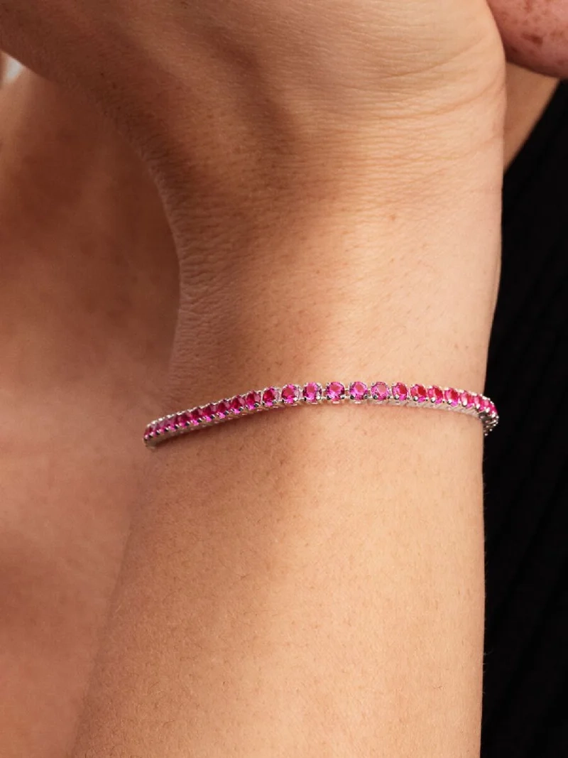 Rosa tennisarmband med gnistrande mörkrosa konstgjorda kristaller i sterlingsilver från Pandora Timeless kollektionen. Idealiskt för att skiktas med andra smycken och skapa en färgstark ensemble.