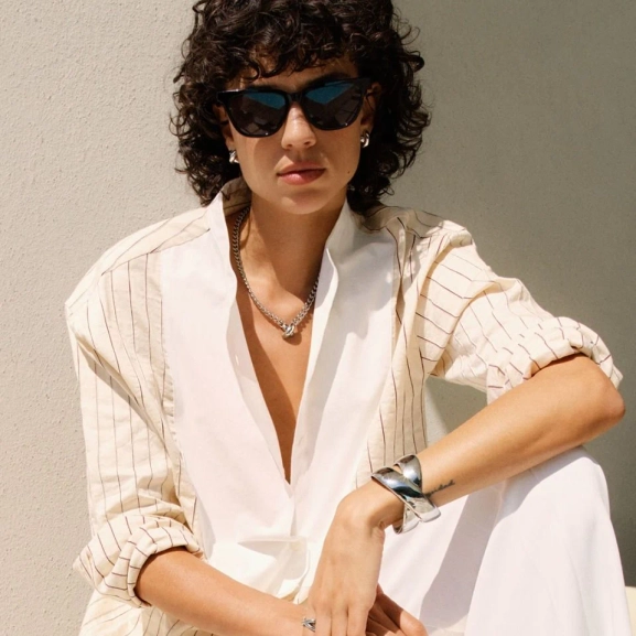 Halsband i blankt rostfritt stål med kraftig kedja och ett stilrent X-motiv i centrum