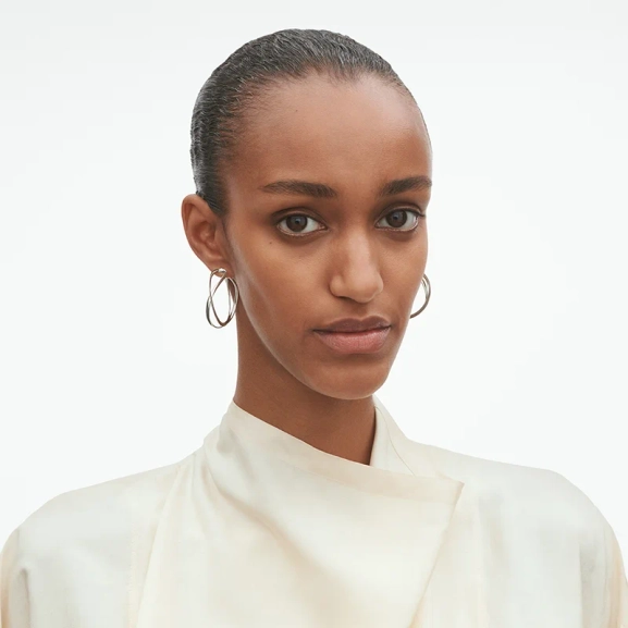 AW25_ECOM_ON-MODEL_INFINITY_LARGE_EARHOOPS_3539267