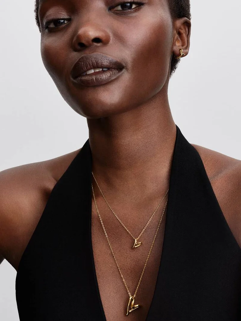 Elegant halsband med stilrent hjärta pläterat i 14 karat guld från Pandora Essence-kollektionen. Symbol för kärlek och elegans.