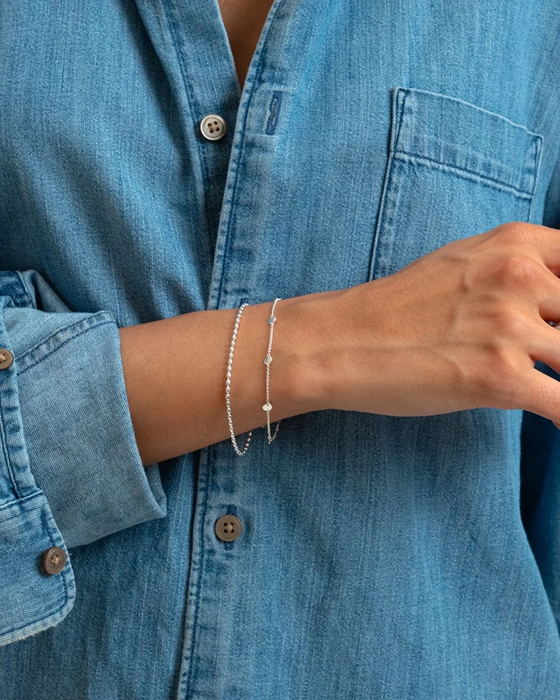 ett elegant armband i återvunnet sterlingsilver med hamrade cirklar