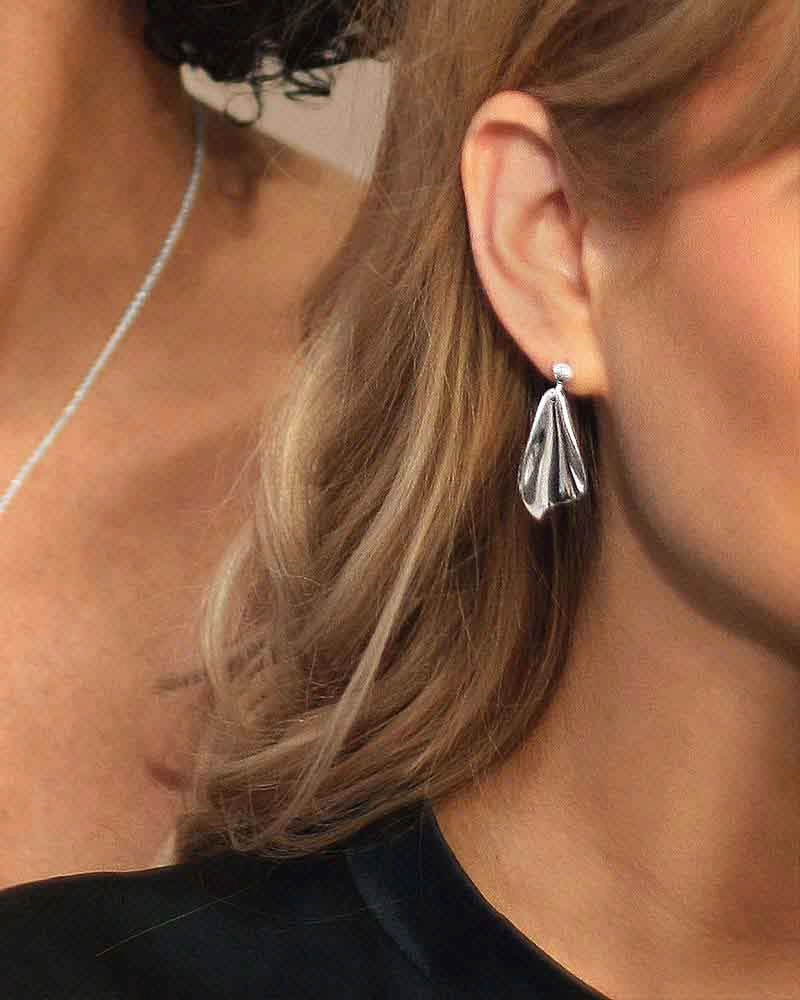 Gardenia Small Earrings - Drakenberg Sjölin Örhängen - Snabb frakt & paketinslagning - Nordicspectra.se