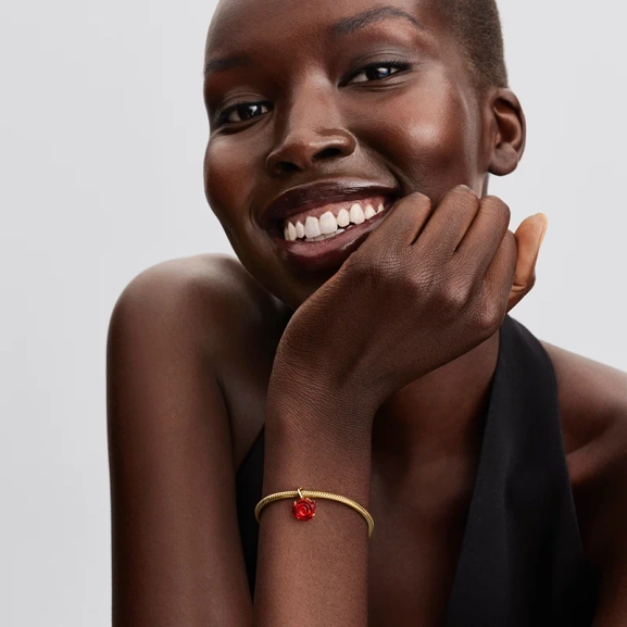 Disney Skönheten & Odjuret Förtrollade Rosen Hängberlock Guld. En hyllning till sann skönhet och kärlek med en röd ros i muranoglas. Mystisk touch till din stil. Vänlighet och kärlek segrar.