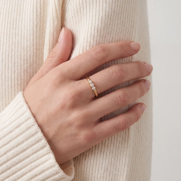 schmaler Ring mit glatter Goldoberfläche
