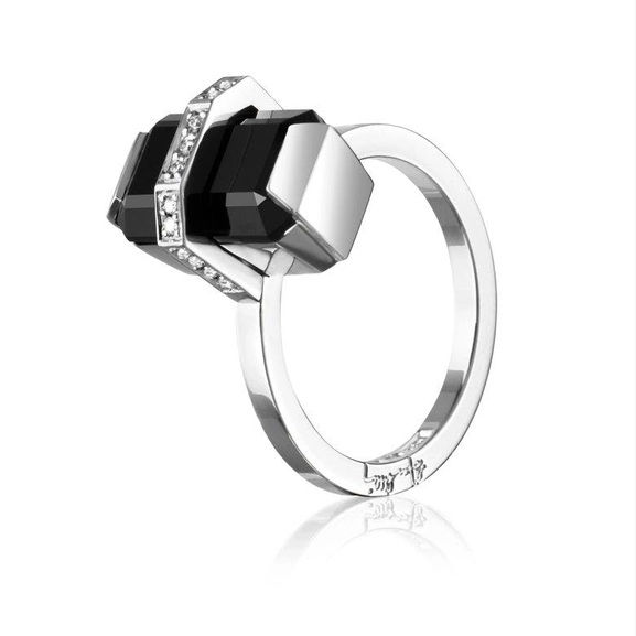 Little Bend Over Onyx White Gold - Efva Attling ringar - Snabb frakt & paketinslagning - Nordicspectra.se