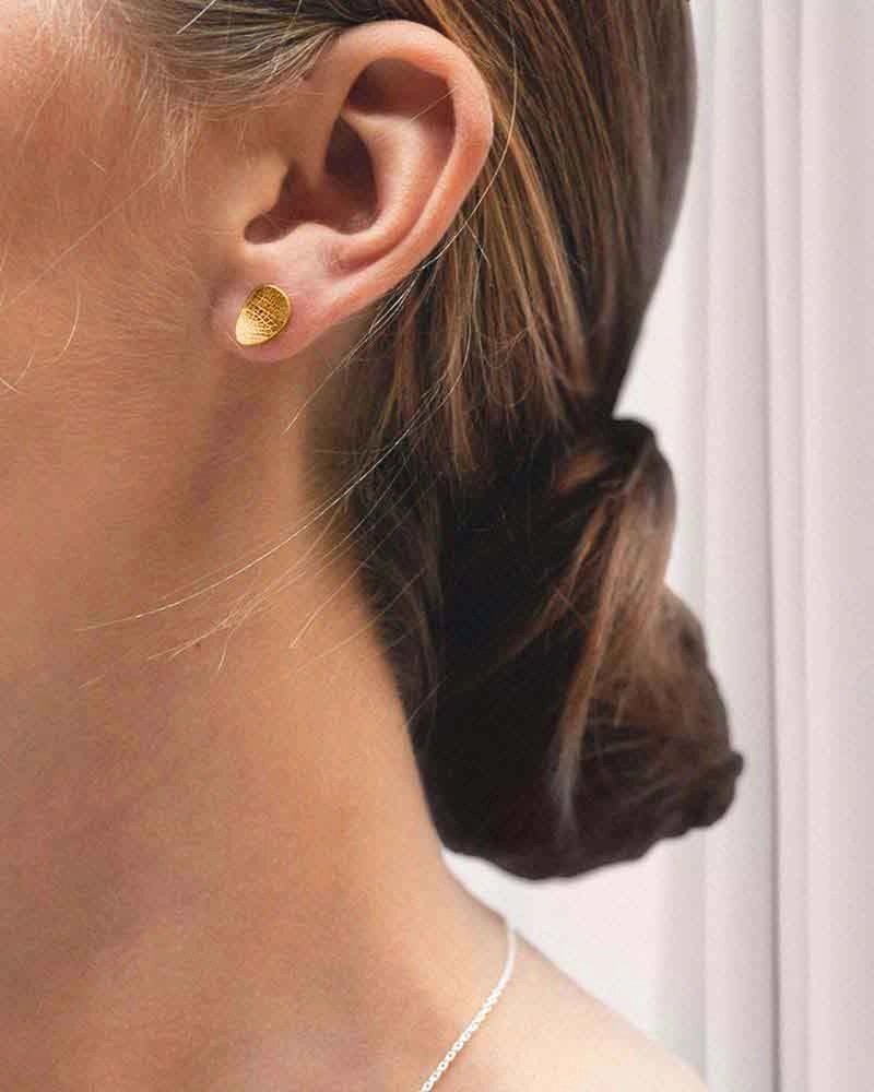 Leaf Drop Studs Fixed Gold - Drakenberg/Sjölin - Suuri valikoima & ilmainen lahjapaketointi - Nordicspectra.fi