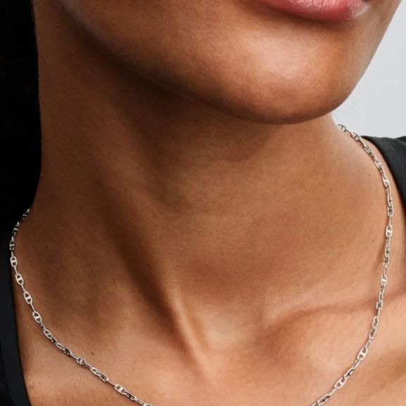 Ankarkedja Halsband från Pandora - Skapa en stilfull och personlig känsla med detta vackra smycke som ger din outfit en elegant prägel.