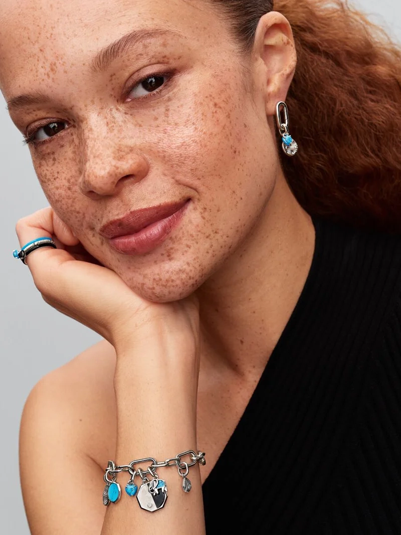 Eleganta örhängen i sterlingsilver från Pandora ME