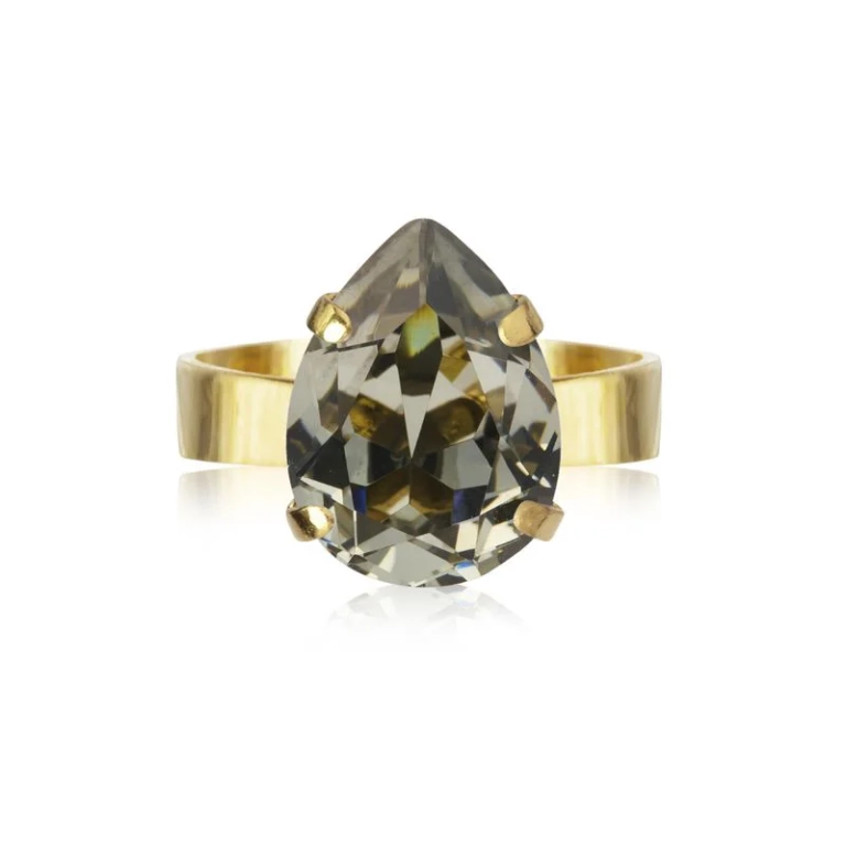 Guldring med en liten svart diamant