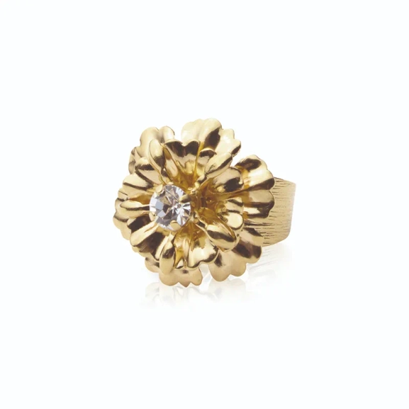 Guldpläterad justerbar ring med 24 mm dekoration av högkvalitativa kristaller från Caroline Svedboms Blossom-kollektion.