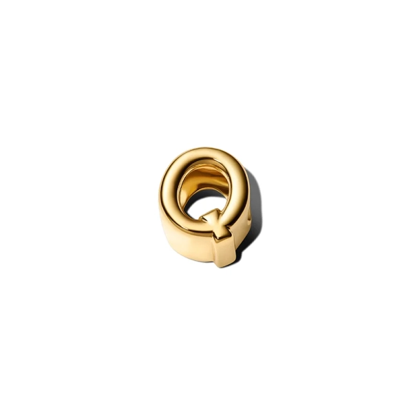 Bokstaven Q Berlock Guld från Pandora Moments - Lyft din elegans med denna vackra bokstavsbetoning i 14 karat guldpläterad metall. Skapa din personliga stil på ett subtilt och sofistikerat sätt.