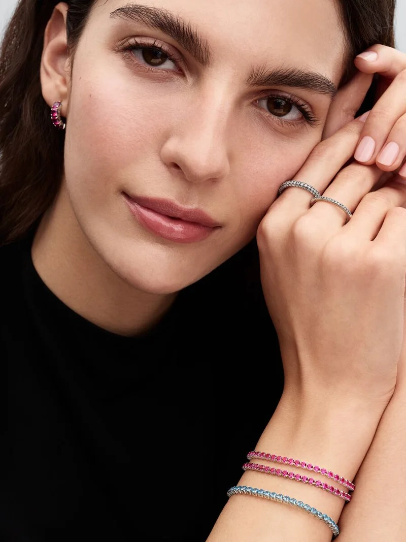 Rosa tennisarmband med gnistrande mörkrosa konstgjorda kristaller i sterlingsilver från Pandora Timeless kollektionen. Idealiskt för att skiktas med andra smycken och skapa en färgstark ensemble.