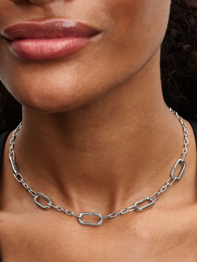 Elegant halsband med fem länkar i äkta silver från Pandora ME kollektionen. Skapa din unika stil med upp till 2 charmiga hängberlocker eller 8 minihängberlocker. Låt din kreativitet flöda!