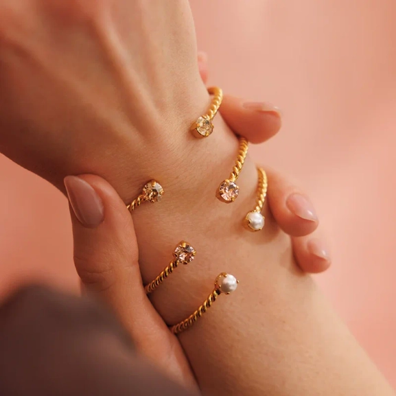 Mini Twisted Bracelet Gold Pearl - Caroline Svedbom - Snabb frakt & paketinslagning - Nordic Spectra