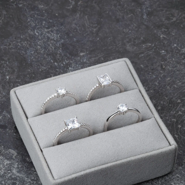 Ellera Uno Grande Ring i silver med en glittrande cubic zirconia-sten från Sif Jakobs kollektion Ellera.