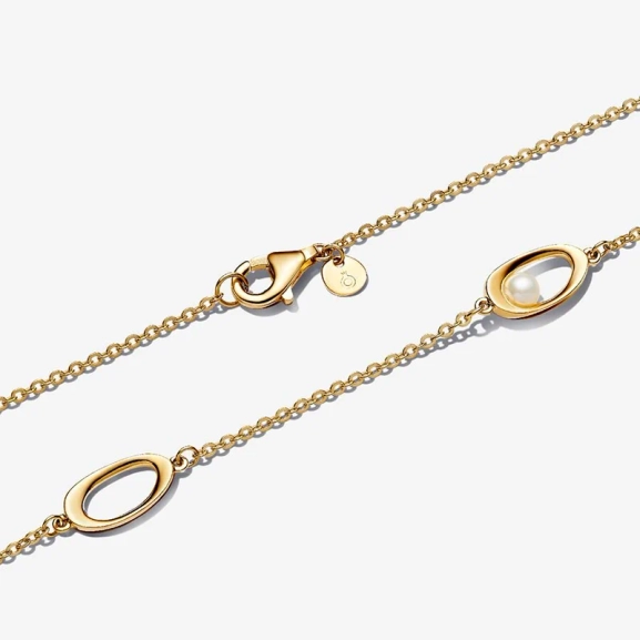 Elegant halsband med vit sötvattenspärla pläterat i 14 karat guld från Pandora Essence kollektionen. Idealiskt för att komplettera din stil med en subtil känsla av lyx och elegans.