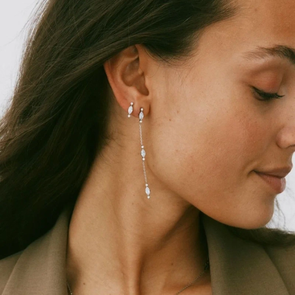 Trinny Earrings i rostfritt stål med tre grupper av gnistrande cubic zirconia-stenar på en polerad ankarkedja