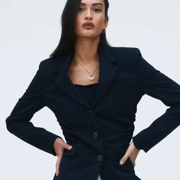 långt halsband i 14K guldpläterat stål med gnistrande cubic zirconia-hänge från Edblad.