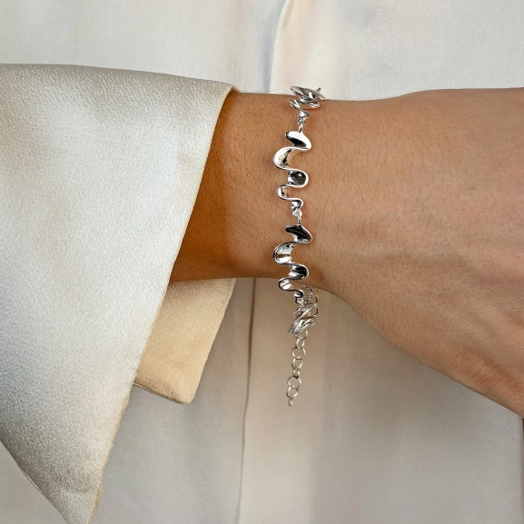 voluminöse Armband „Water Flow“ aus poliertem Silber besticht durch seine weichen Formen von Drakenberg Sjölin und ist vom skandinavischen Design inspiriert.