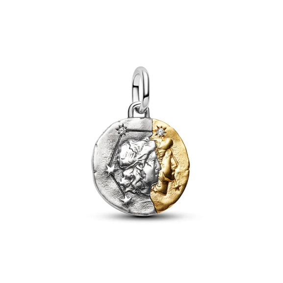 Gemini Medaillon-Charm von Pandora ME aus Silber und 14-karätiger Goldplattierung mit Sternzeichenmotiv und Inschrift.
