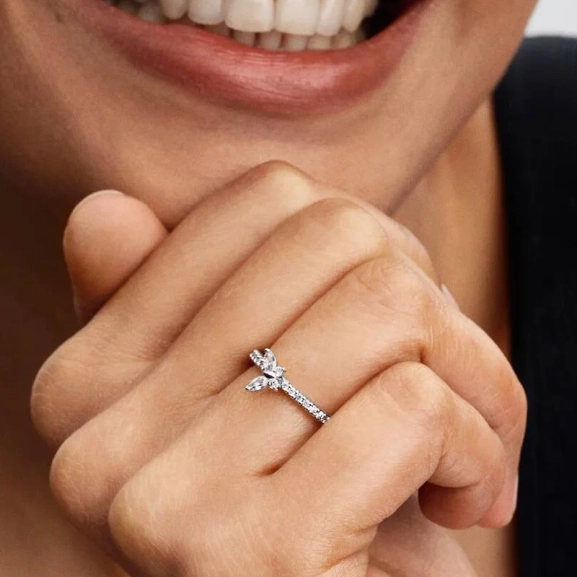 En vacker ring från Pandora med en förtrollande fjäril i sterlingsilver och kubisk zirkonia. Symbol för skönhet och förvandling