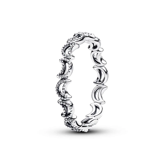 Ein wunderschöner Ring von Pandora mit einer Mondsichel aus Sterlingsilber