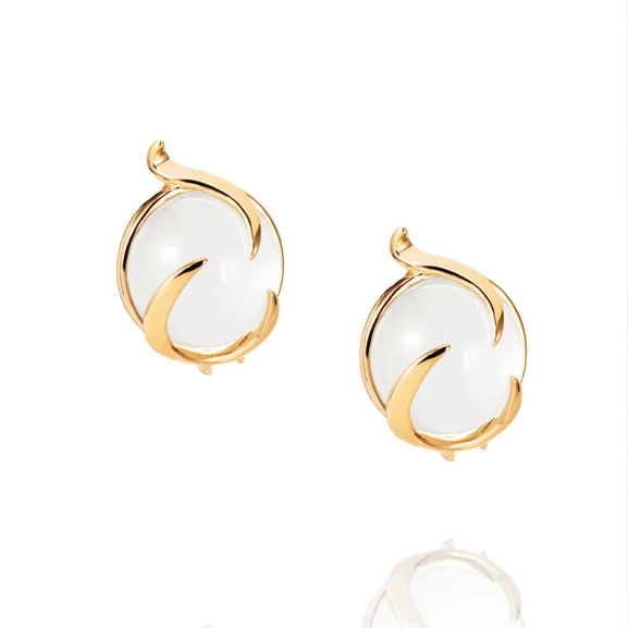 Frö Ear Gold Plated örhängen i 18K guldpläterat silver med cabochonslipad månsten