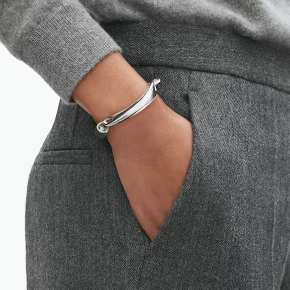 skulpturaler und eleganter Ausdruck.