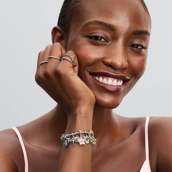 Q125_B_PDP_Model_Styled_03_Spring_1x1_RGB