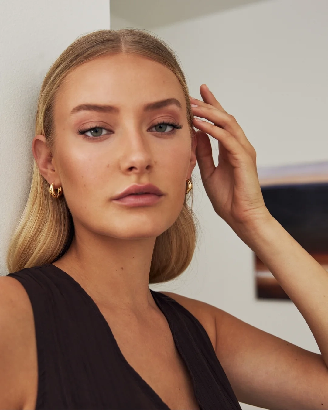 elegante Creolen aus 18-karätig vergoldetem Messing mit einer sanft skulpturalen Form