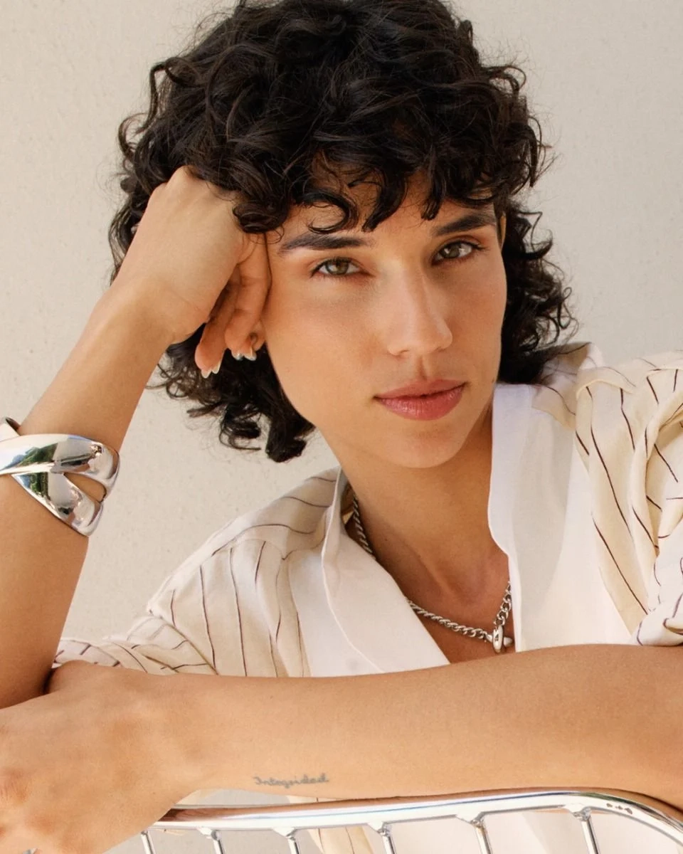 Halsband i blankt rostfritt stål med kraftig kedja och ett stilrent X-motiv i centrum