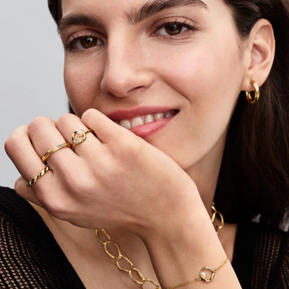 En räfflad bandring i guld från Pandora Essence kollektionen. Tillverkad i unik metallblandning pläterad med 14 karat guld. Symbol för unik stil och självuttryck.